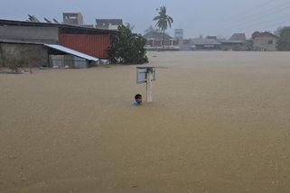 Povodně v Thajsku. Velká voda lidi vyhnala na dráty elektrického vedení - Novinky