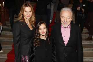 Karel Gott by na ni byl hrdý. Jeho dcera Charlotte Ella porazila Csákovou, Rolins či Filipovou, a to nekoncertuje