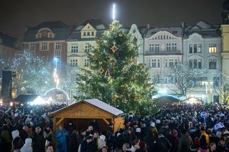 V Ostravě už taky vypukly Vánoce. Davy lidí sledovaly rozsvícení vánočního stromu - Novinky