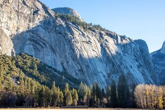 Skalní stěna v Yosemitu záhadně praská. Část národního parku museli uzavřít - Novinky