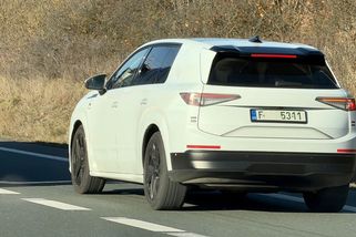 Na dálnici jsme zachytili záhadnou Škodovku. Nejspíš jde o připravovanou nejočekávanější novinku - Garáž.cz
