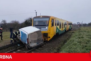 Vlak táhl auto po přejezdu 15 metrů. Nehoda se i tak obešla bez zranění