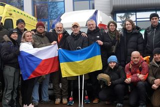 Při útoku ruského dronu přišel o nohy, přežil díky helmě z Česka. Dobrovolník dorazil osobně poděkovat - Novinky