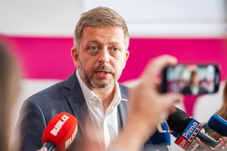 "Okamurovy pořádky" ve sněmovně: Na jednání NATO nikdo, na Slovensko jen nová moc