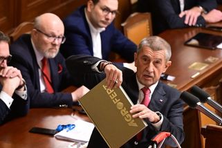 Spor o schůzi k Babišovi: Vlček mu složil ironický kompliment. Hysterie, reagoval Vondráček