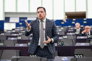 Europoslanci se přou o peníze pro klimatické neziskovky. Zdechovský mluví o divadlu