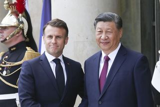 Macron v Pekingu žádá Číňany, aby pomohli vyjednat mír na Ukrajině