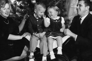 Vánoce za totáče: kyselé okurky od babičky v salátu, méně dárků, více času - Médium.cz