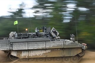 Vojáci se po jízdě třásli a zvraceli. Britská armáda pozastavila používání obrněných vozů Ajax