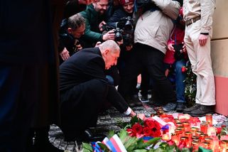 "Hanba, estébáku!" Babiš přišel položit květiny na Národní, osprchovaly ho nadávky