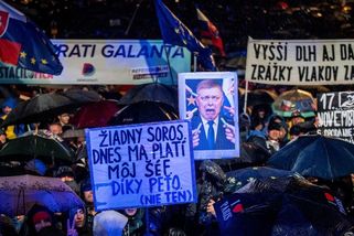 Dost bylo Fica, znělo ulicemi. Premiér svezl příznivce autobusy na guláš - Seznam Zprávy