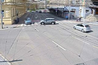 Auto bez řidiče vjelo v Brně do křižovatky, málem smetlo ženu s kočárkem - Novinky