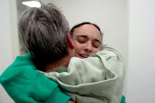 Operace bez anestezie, 15 měsíců bez světla. Propuštěná izraelská rukojmí promluvila - Novinky