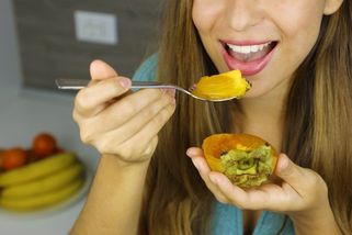 Kaki je zpátky v obchodech. Ale pozor, většina lidí ho jí úplně špatně