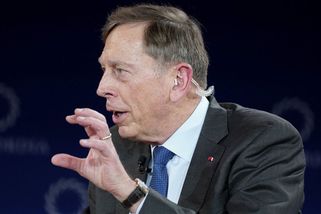 Jak dát Putinovi mat dvěma tahy. Americký generál Petraeus má plán - Novinky