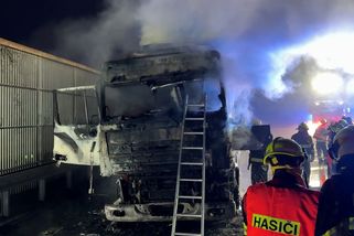Dálnici D5 u Prahy blokoval hořící kamion. Řidiči zneužívali záchranářskou uličku - Novinky