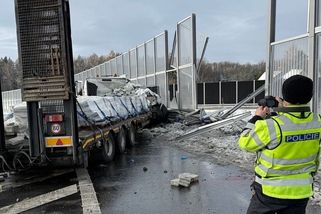 Řidič kamionu dostal na Frýdecko-Místecku smyk a narazil do protihlukové stěny. Část se zřítila na dálnici a projíždějící auta - Novinky