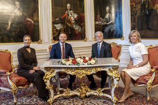 Tajemství šatů Evy Pavlové: Noblesu jim dodala brož s českým křišťálem - Novinky