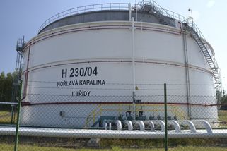 Čepro staví nádrže za miliardu. Uskladní tam benzin a naftu Němcům - Seznam Zprávy