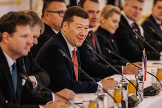 „Znovu spolu.“ Okamuru v Bratislavě vítali konspirátor, plagiátor a obžalovaný - Seznam Zprávy