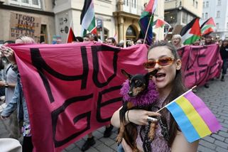 Prahou se vine duhový průvod. Začal Prague Pride - Seznam Zprávy