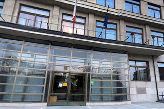 Tajně si půjčil miliony a měl je rozházet za milenky. Po rozvodu mu hrozí, že půlku peněz bude muset dát exmanželce - Novinky