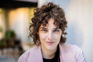 Herečka v divadle příliš silně kousla kolegu do zadku, dostala pokutu - Novinky