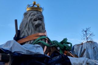 Poškozený lev musel ze žďárské památky pryč, symbol vzdoru proti monarchii hrozil pádem na chodník - Novinky