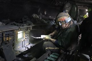 FOTO: Zdař Bůh! Horníci na Karvinsku před sebou mají posledních 360 metrů porubů - Novinky