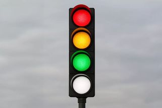 To jsou věci! Na semaforech se má objevit další barva. Prý dramaticky sníží dopravní zácpy - Garáž.cz
