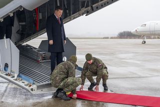 Okamura se chlubil úsporami na cestách, pak odletěl na Slovensko armádním letadlem - Novinky