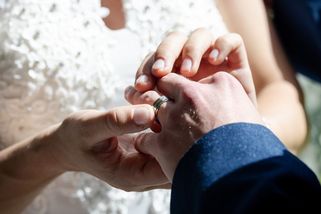 Francouz neměl na svatbu, tak prodal reklamní prostor na svatebním obleku - Novinky