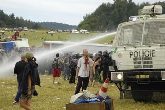 Foto: Před 20 lety začal CzechTek, který nechal Paroubek drsně rozehnat - Seznam Zprávy