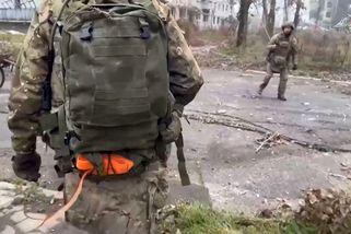 Drony letěly na pomoc. Rusům obklíčeným v Kupjansku místo jídla přinesly vlajky - Novinky