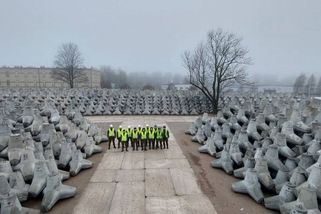 Stovky dračích zubů. Na východě Polska rostou sklady a opevnění - Seznam Zprávy