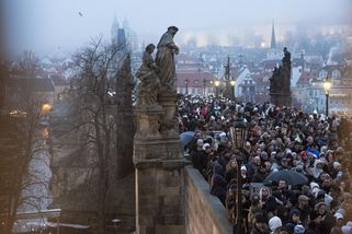 FOTO: Karlův most je tak přecpaný turisty, až se přes něj nedá přejít - Novinky