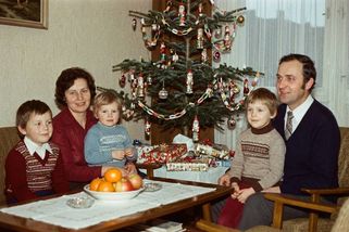 Vánoce za socialismu: Kolekce od ROH, kubánské pomeranče v cukru a táta plížící se se zvonečkem