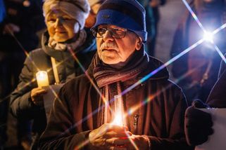 Fotky: Vzali si svíčky a vyrazili na Hrad. Pochod vyjádřil podporu Pavlovi - Seznam Zprávy