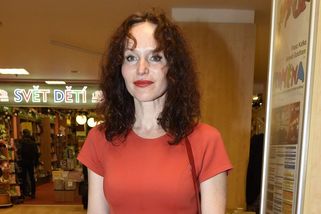 Zlomený nos a škrábance. Sára Saudková je obžalovaná z drsného napadení údajné milenky svého manžela