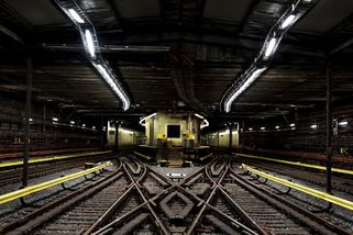 Metro B stojí kvůli muži v tunelu. Dovnitř vešel s krabicí a vyšel bez ní - Novinky