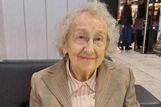 Filmové fanynce je téměř devadesát. Ani letos festival ve Varech nevynechala - Novinky