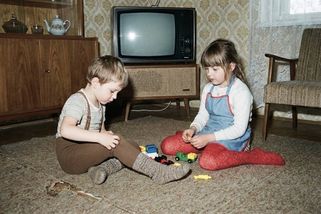 Kalhotky „Sundej“ a kousavé kamaše či krepsilonky. Módní peklo, které musely trpět děti za socialismu