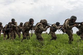 Na Ukrajinu chce poslat své vojáky patnáct zemí - Novinky