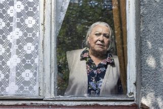 Recenze: Film Svatá nabádá, že lhát je v pořádku. Jediná Bohdalová je stále ve formě