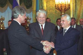 Díky Donalde! Mezinárodní smlouvy jsou nevymahatelné cáry papíru - Médium.cz