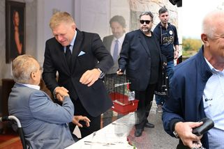 Faltýnek s ručně malovaným obrazem, Xaver s kanárky i Fico s Orbánem: Oslava Miloše Zemana plná kontroverzních tváří – eXtra.cz