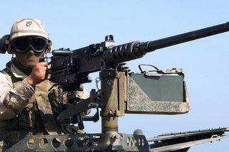 Video: stačilo několik vteřin a starý kulomet M2 Browning odrovnal i rychlou ruskou střelu s plochou dráhou letu