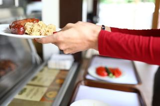 Buď děti bez oběda, nebo neplacení faktur. Šokovaní ředitelé řeší školní škrty - Seznam Zprávy