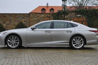 Luxusní limuzínou jezdí i v Havířově. Za pneumatiky dalo město téměř 130 tisíc - Novinky