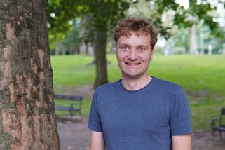 Muž napadl hradeckého politika, který šel z oslavy. Roztrhl mu kabát a rozšlapal pralinky - Novinky